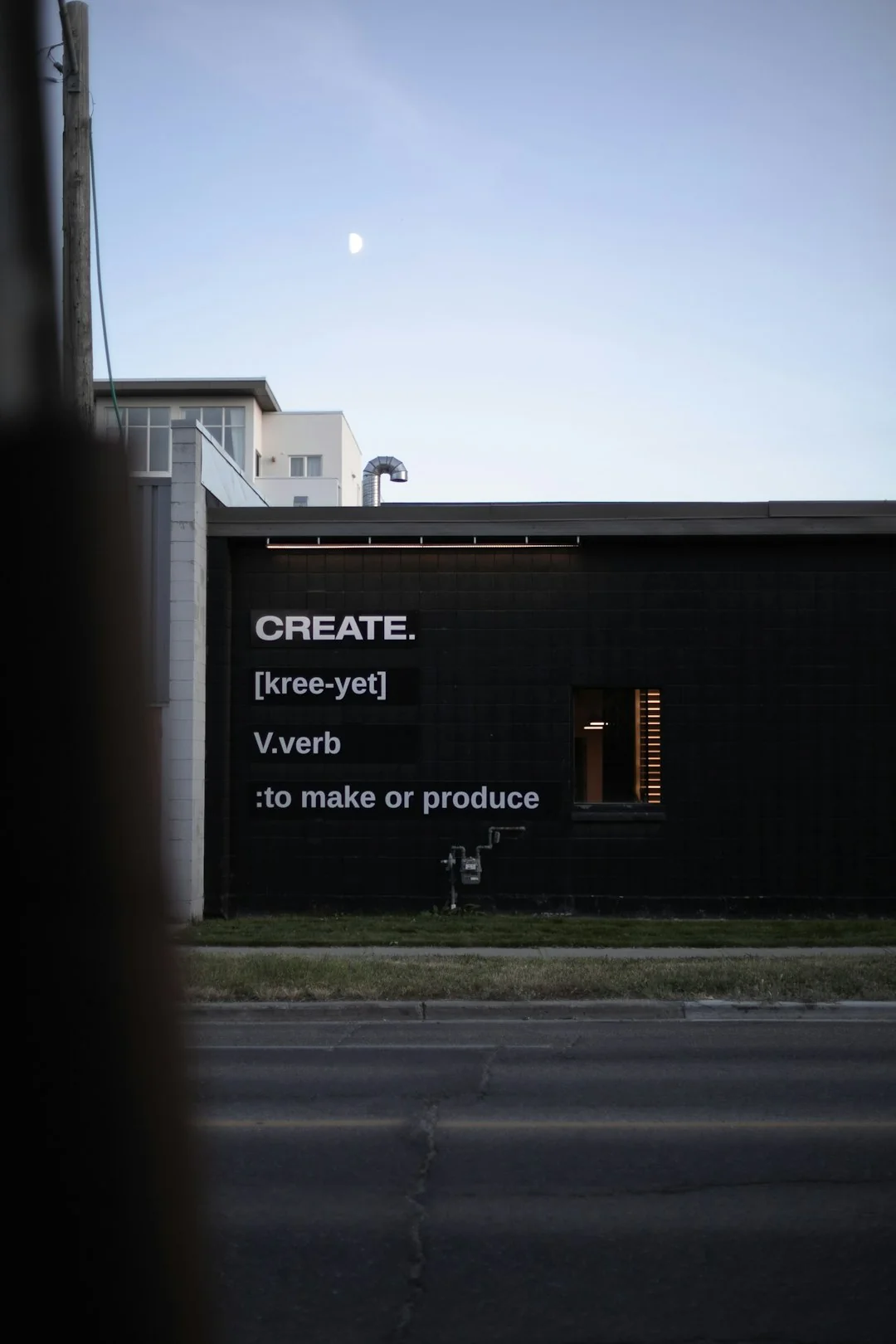 Un écran d’ordinateur moderne affichant un travail de design web, mettant en avant des visuels créatifs dans un espace de travail.